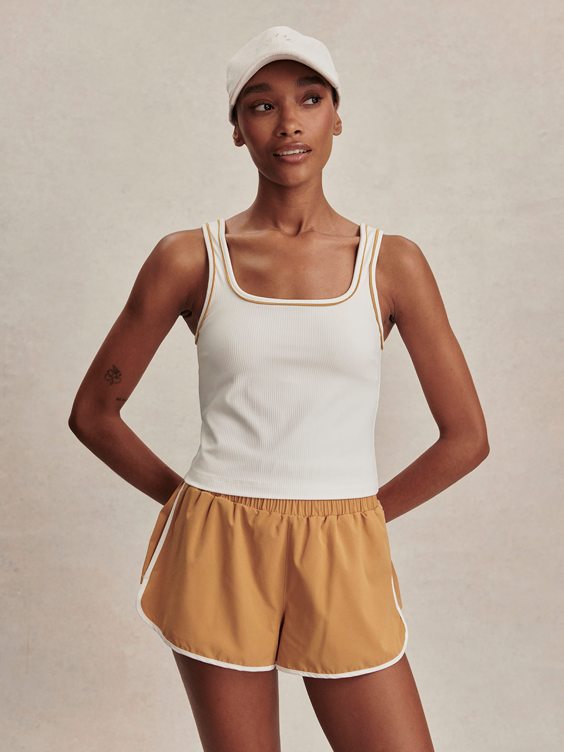 WHITE / APPLE CINNAMON