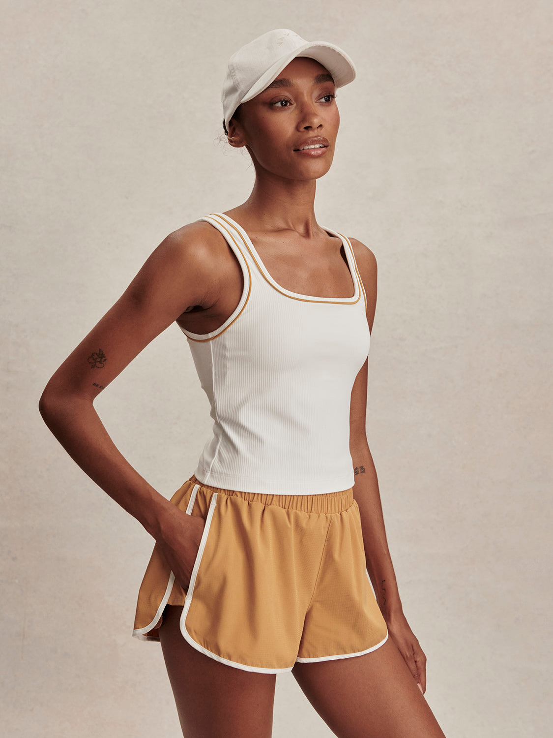 WHITE / APPLE CINNAMON